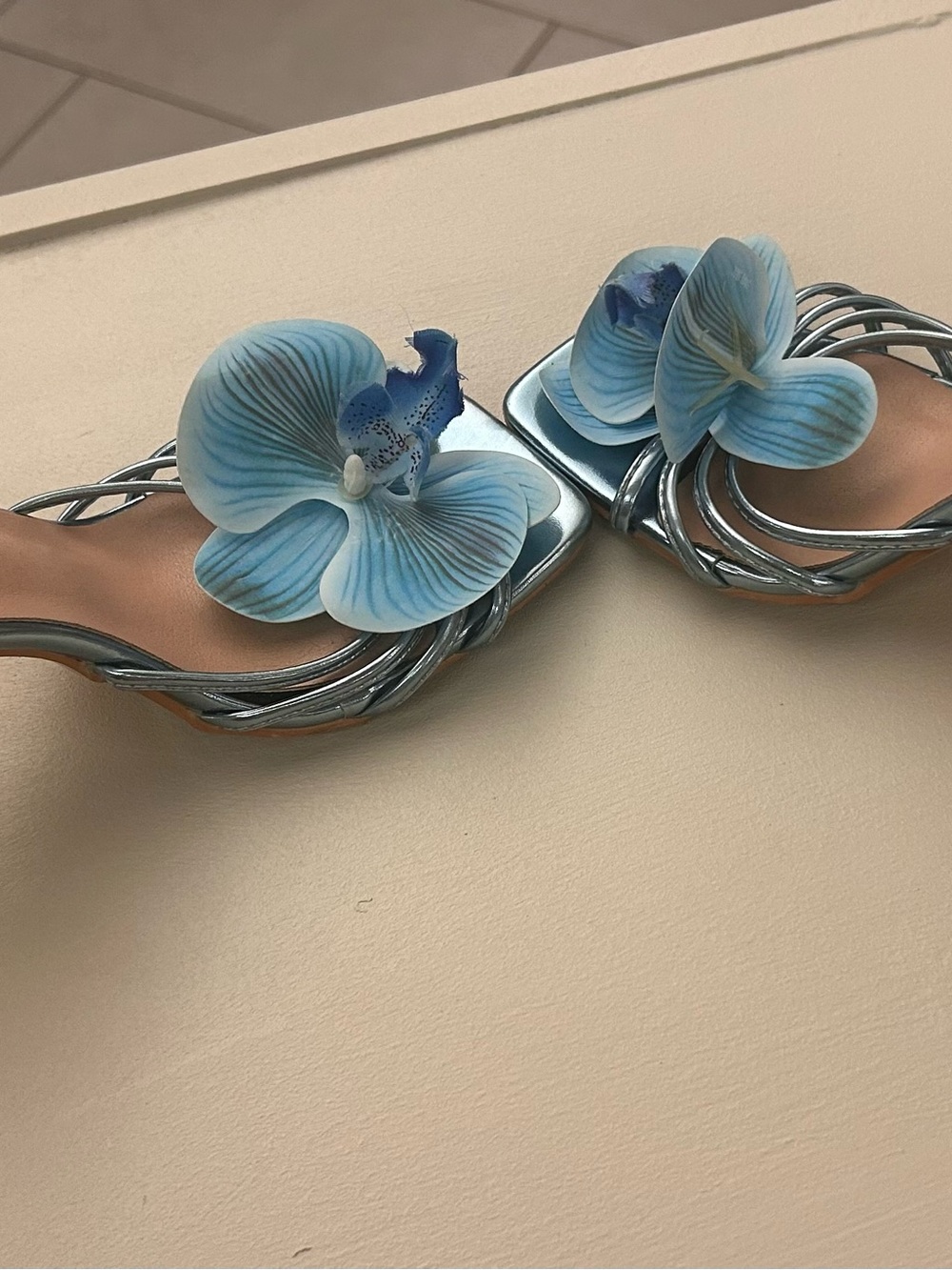 Blue Floral Slip-On Heeled Mules with Decorative Orchid Accent 39/8-8.5 - Picture 6 of 7
